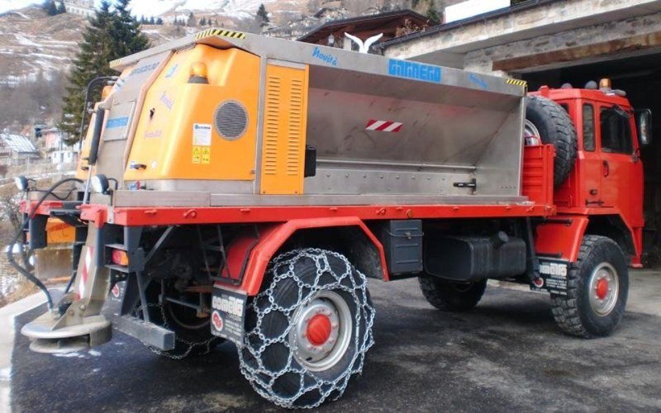 Salt spreader