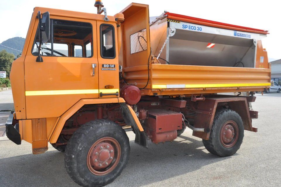 Salt spreader