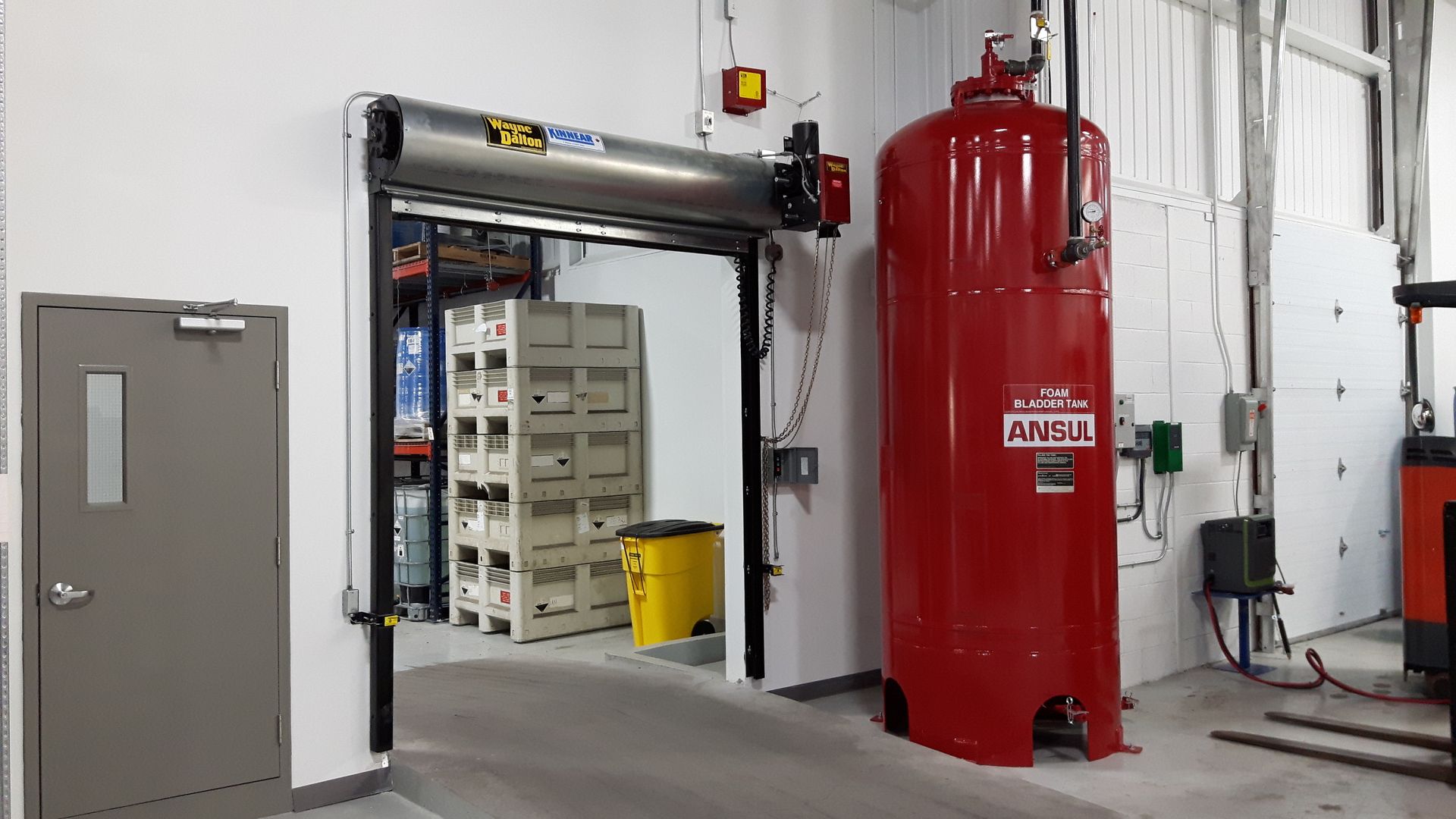Intérieur industriel avec réservoir de stockage rouge, porte et étagères dans une salle technique