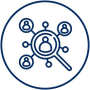 Icono de línea azul de una lupa sobre los perfiles de usuario dentro de un círculo.