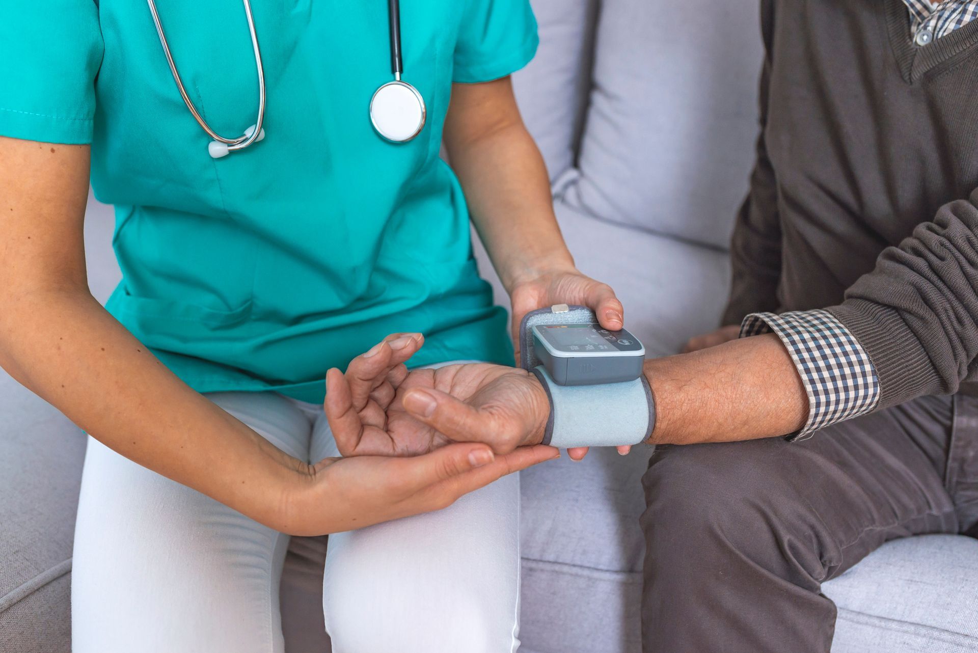 Gesundheitspersonal geht durch einen hellen Krankenhausflur