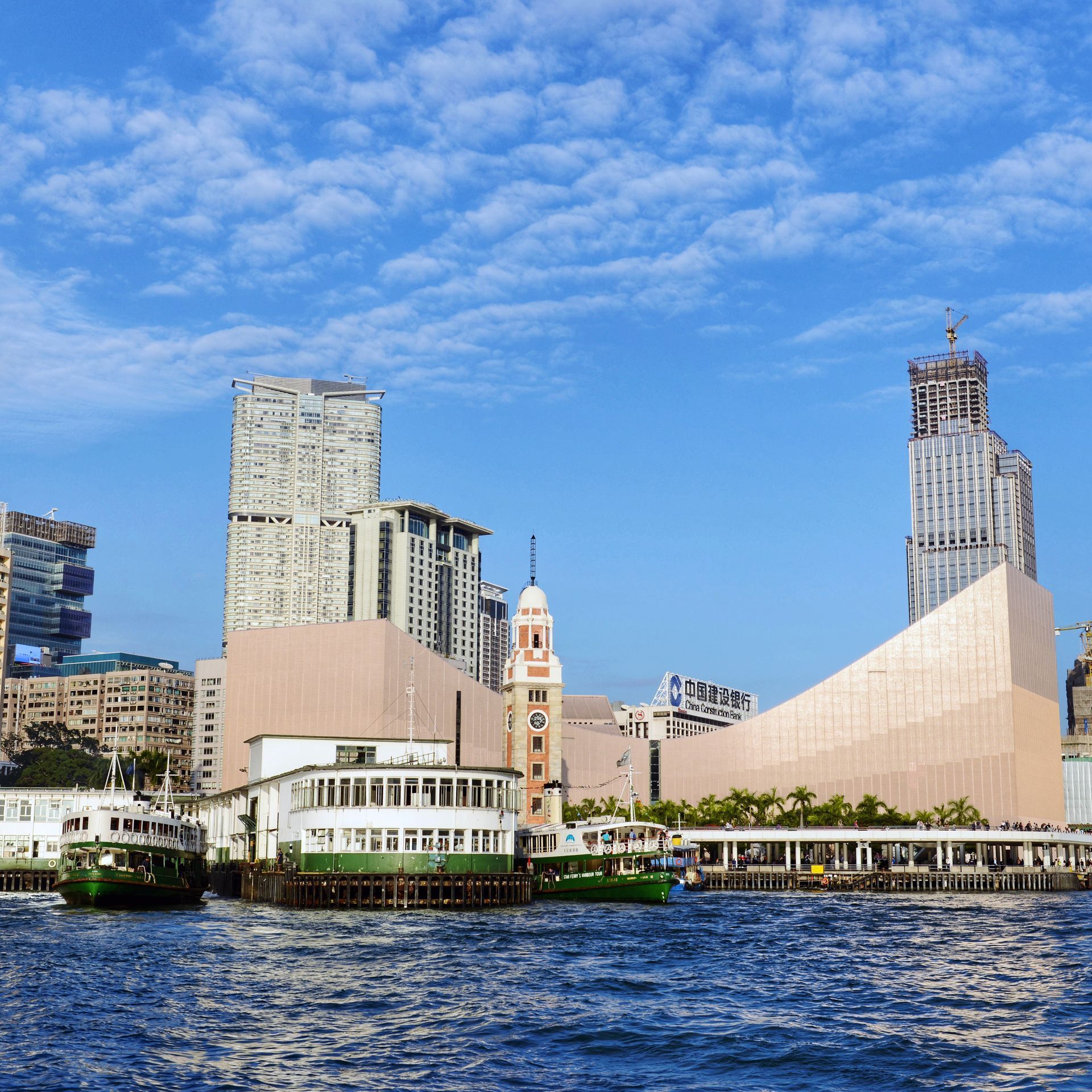 蓝天下的香港天际线景观，建筑物和船只。