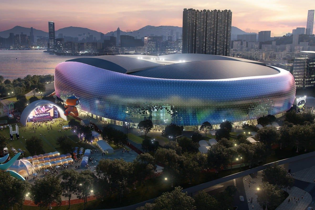 一座外观色彩缤纷的现代化体育场，位于城市天际线前，设有音乐会舞台和树木。
