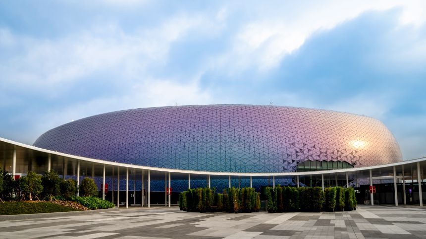 大型、彩虹色的圓頂建築;外部景觀有彎曲的走道和藍天。