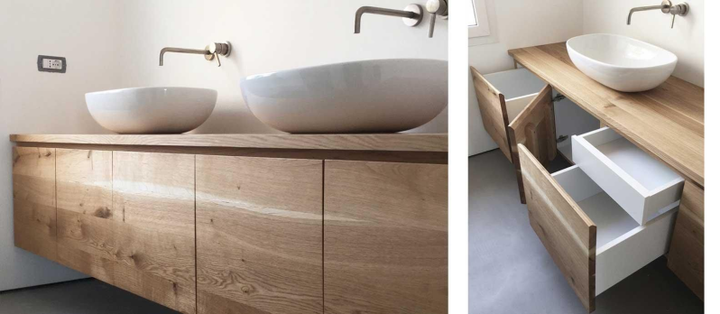 Mobile bagno moderno con due lavabi a ciotola bianchi e cassetti in legno a vista che mostrano contenitori bianchi.