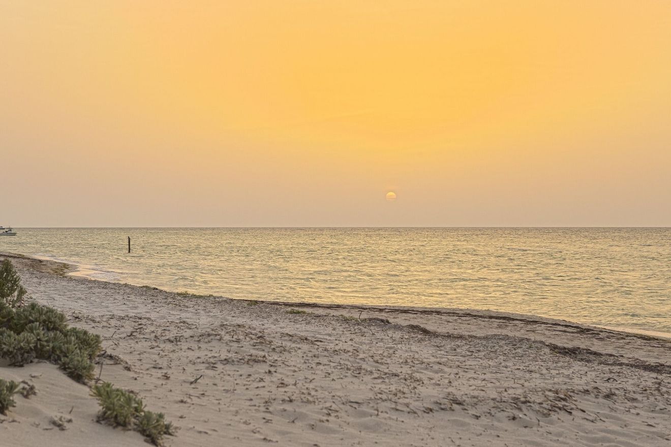 Una playa con una puesta de sol al fondo en Tecnohotel Beach.