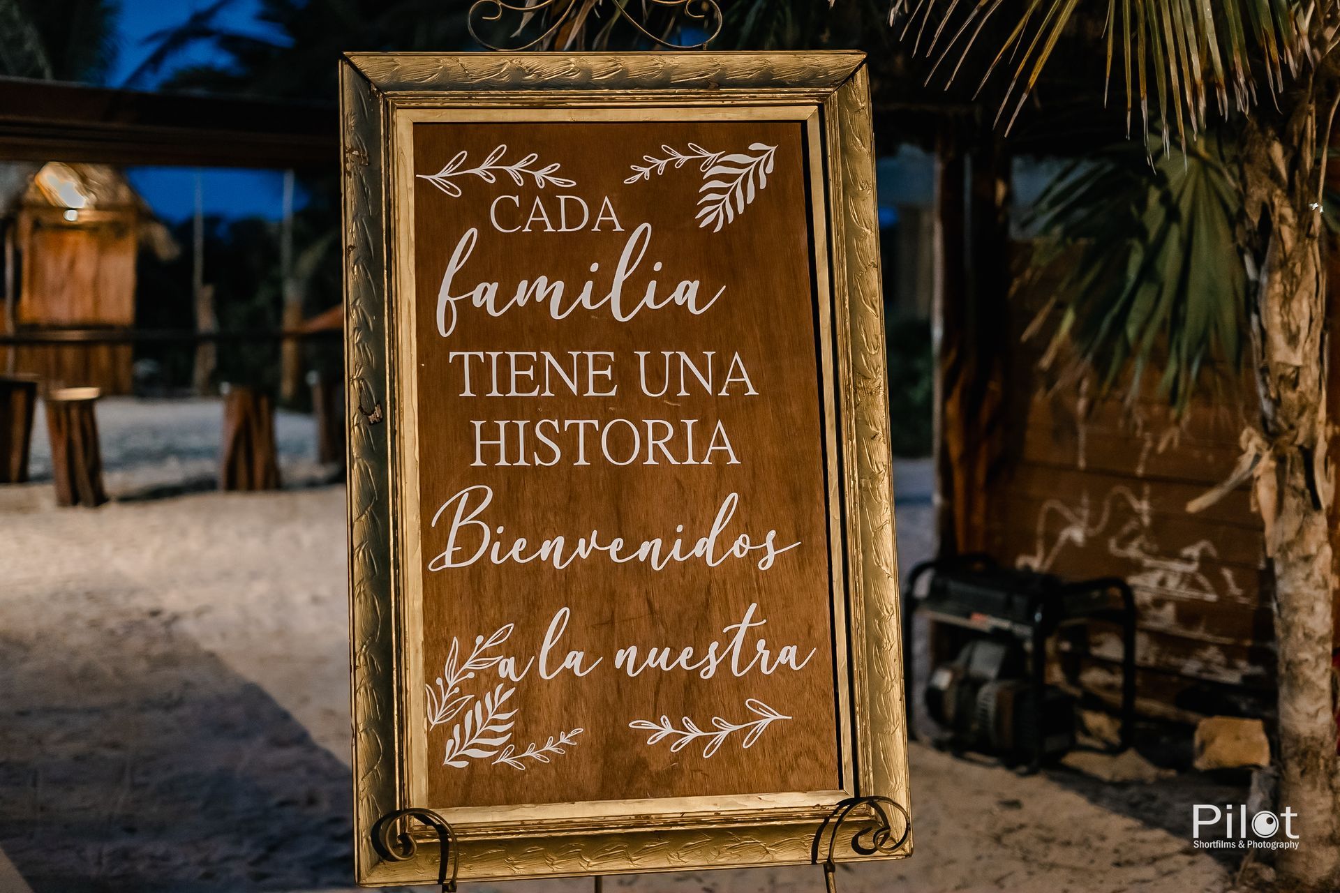 A sign that says ' cada familia tiene una historia ' on it