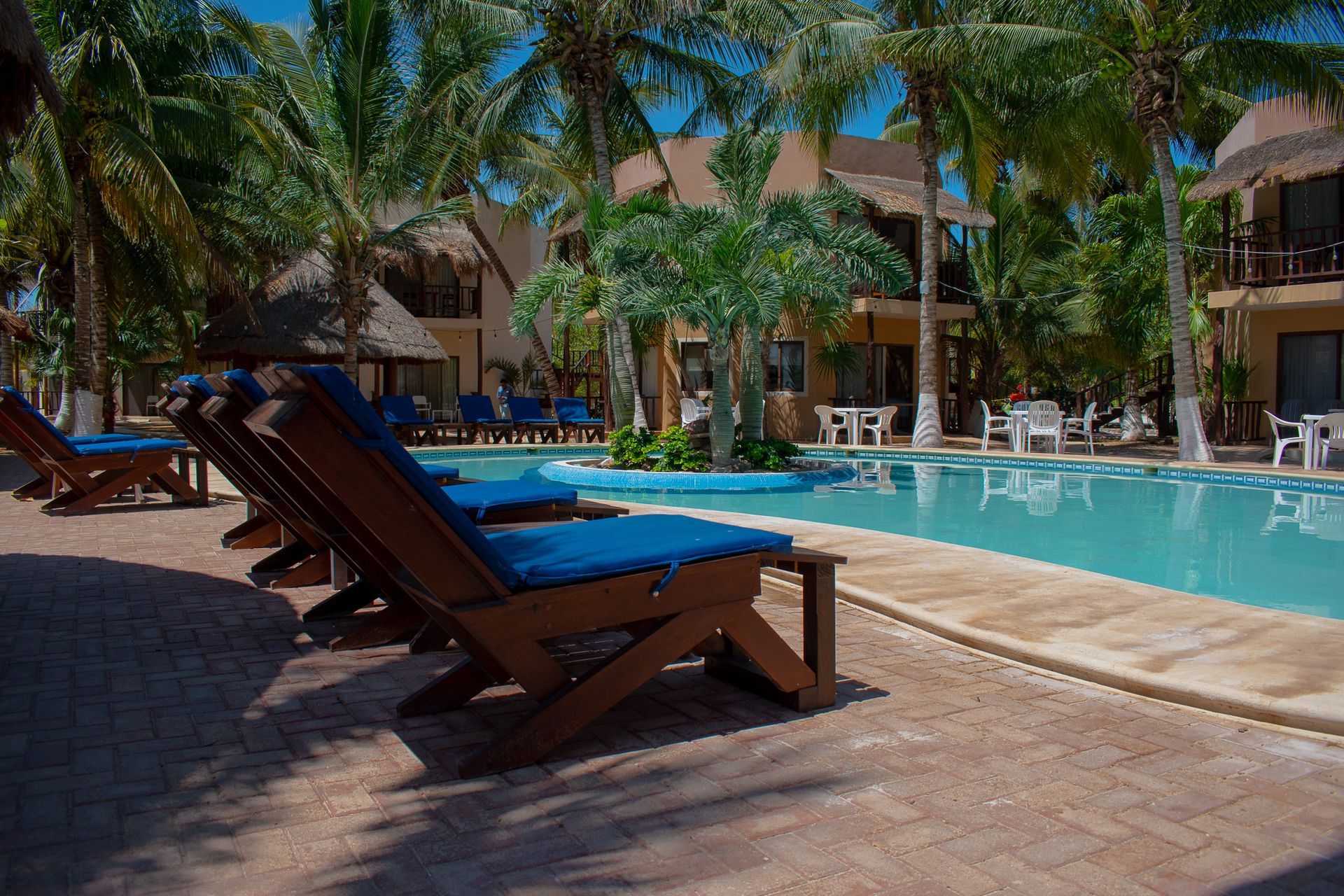 Piscina rodeada de palmeras en Tecnohotel Beach