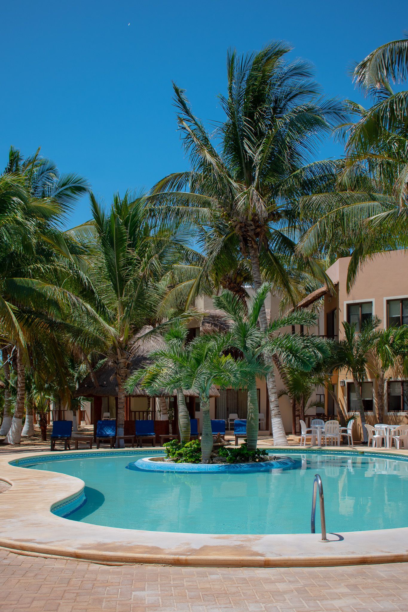 Una gran piscina rodeada de palmeras en Tecnohotel Beach