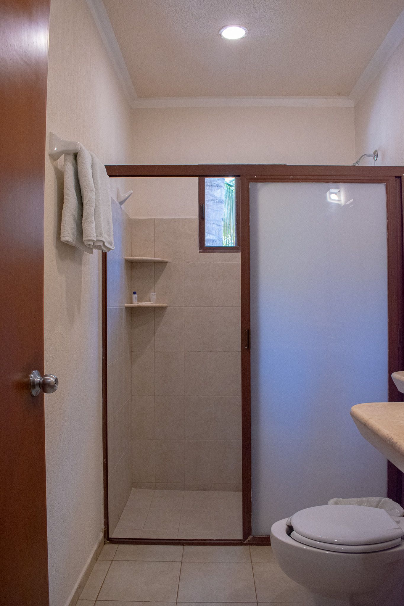 Un baño con inodoro y ducha en Tecnohotel Beach.