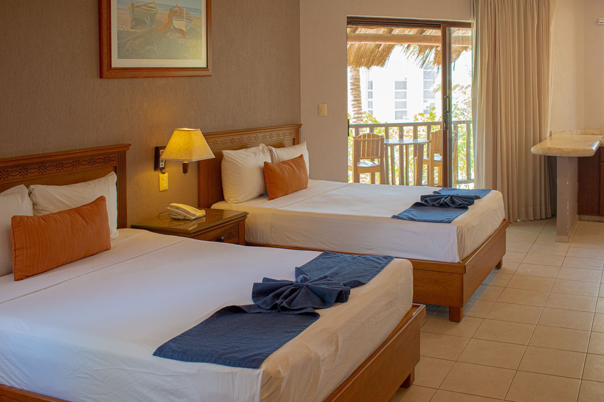 Una habitación de Tecnohotel Beach con dos camas y una puerta corrediza de vidrio.