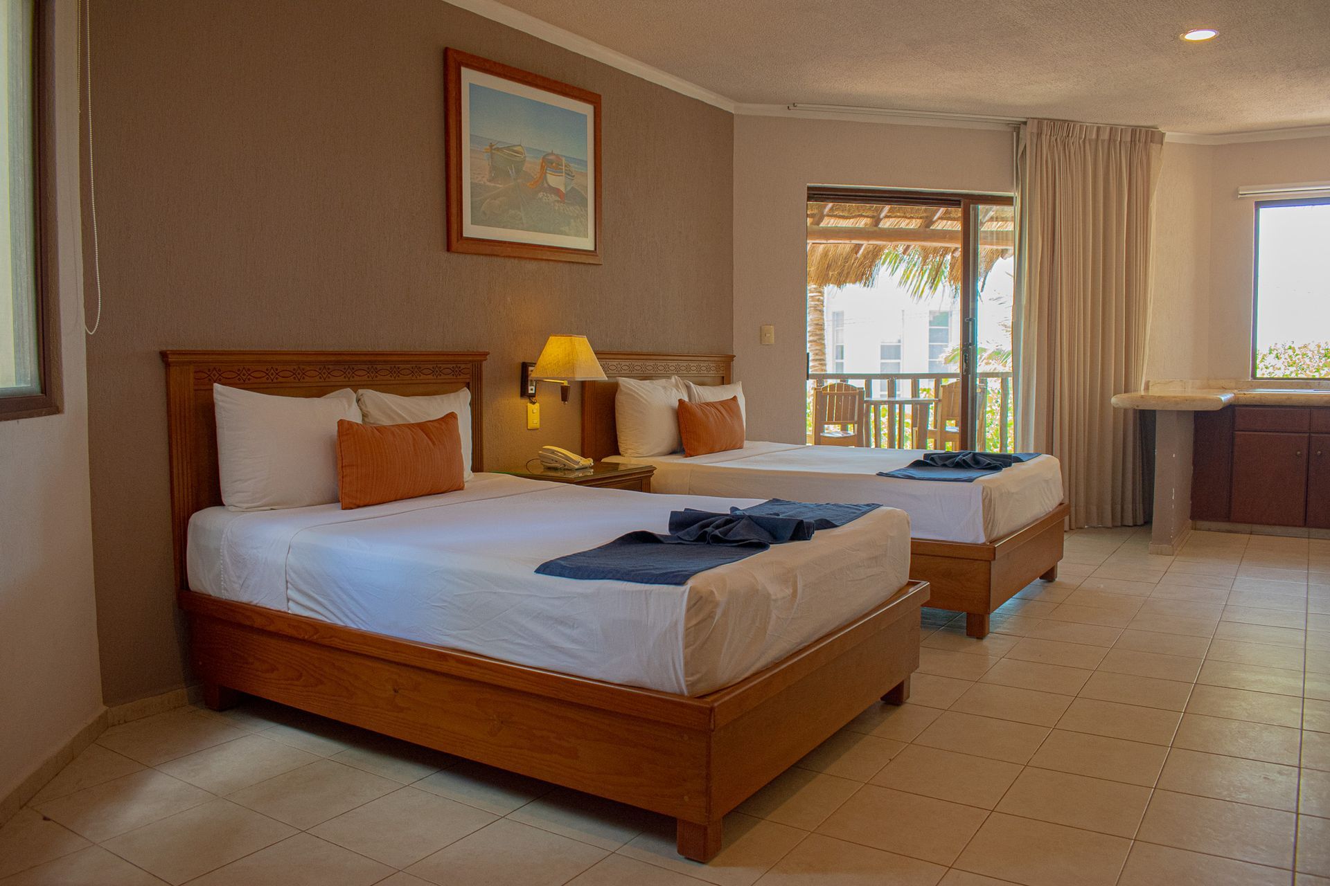 Una habitación de Tecnohotel Beach con dos camas y una puerta corrediza de cristal.