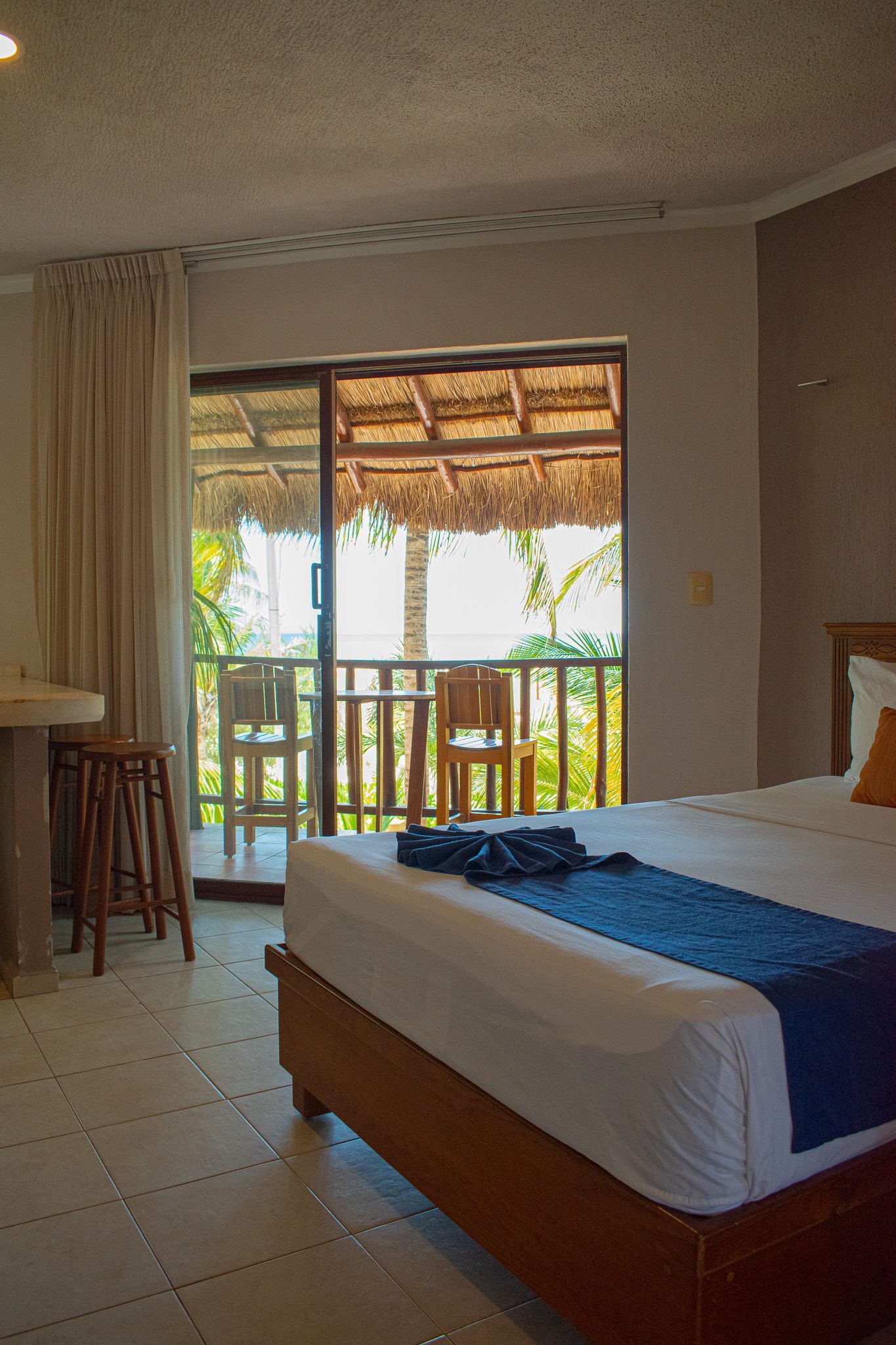 Una habitación de hotel con una cama king size y un balcón.