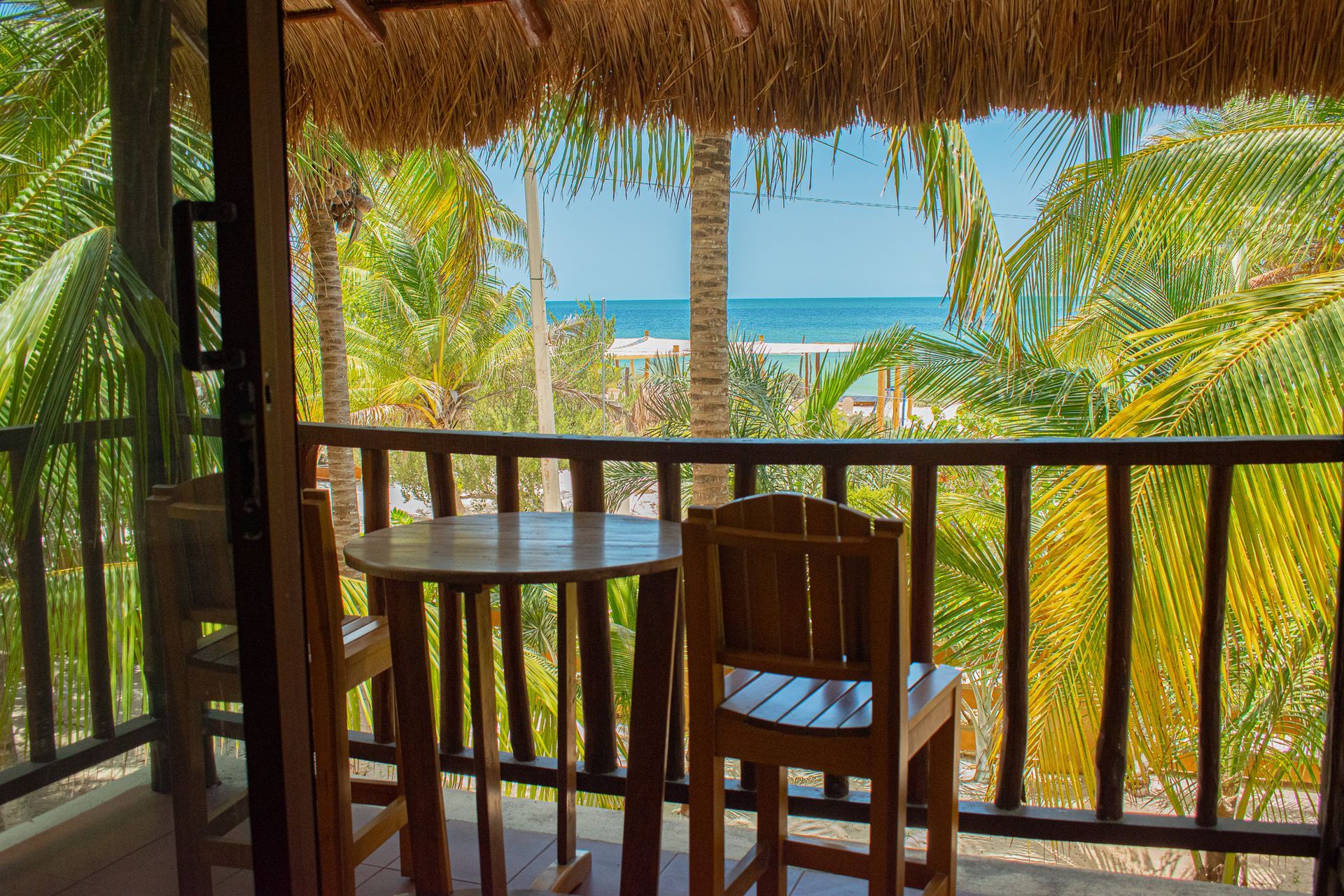 Un balcón con mesa y sillas con vista al mar en Tecnohotel Beach.