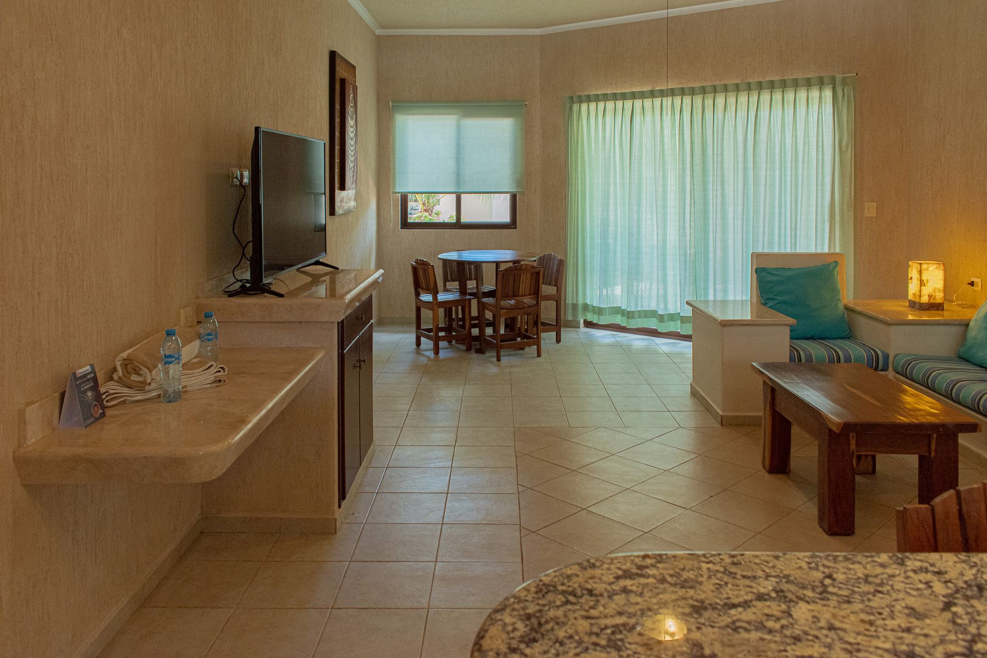 Una sala de estar con sofá en Tecnohotel Beach.