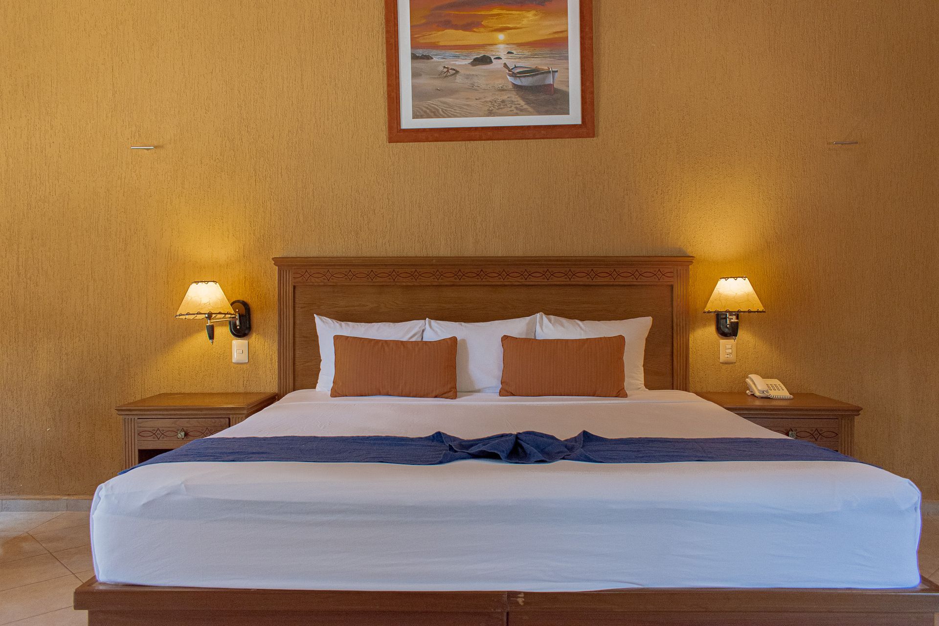 Una habitación de hotel con una cama en Tecnohotel Beach.
