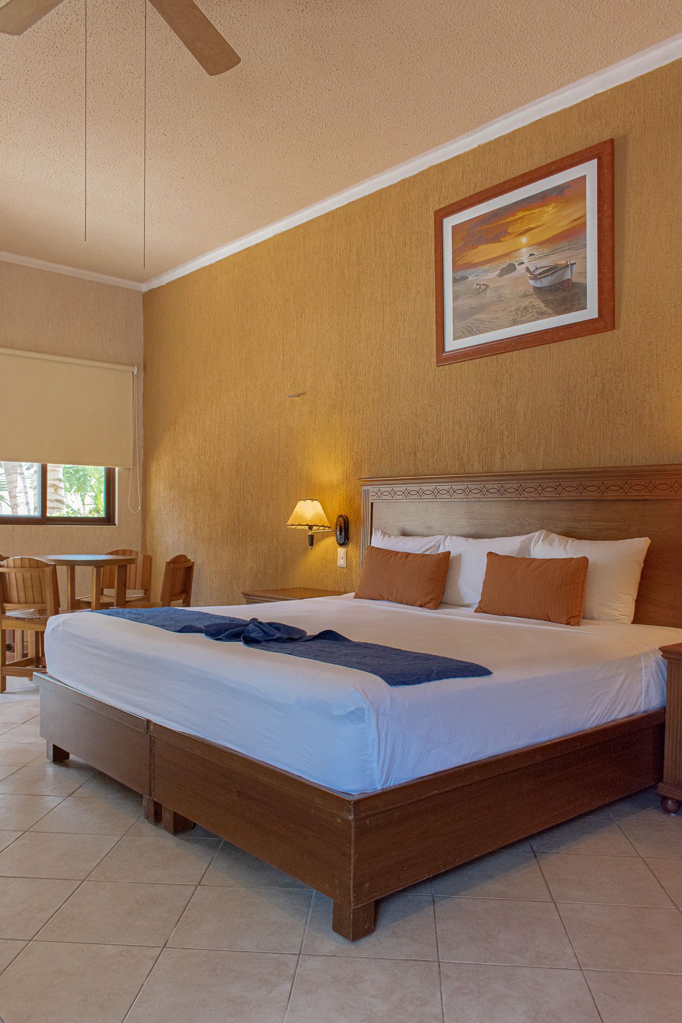 Una habitación de hotel con una cama grande en Tecnohotel Beach.