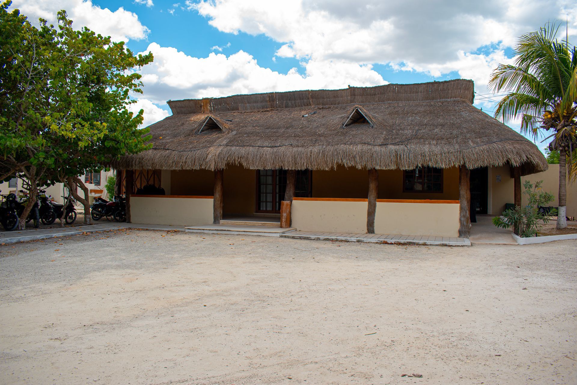 Una casa con techo de paja en Tecnohotel Beach