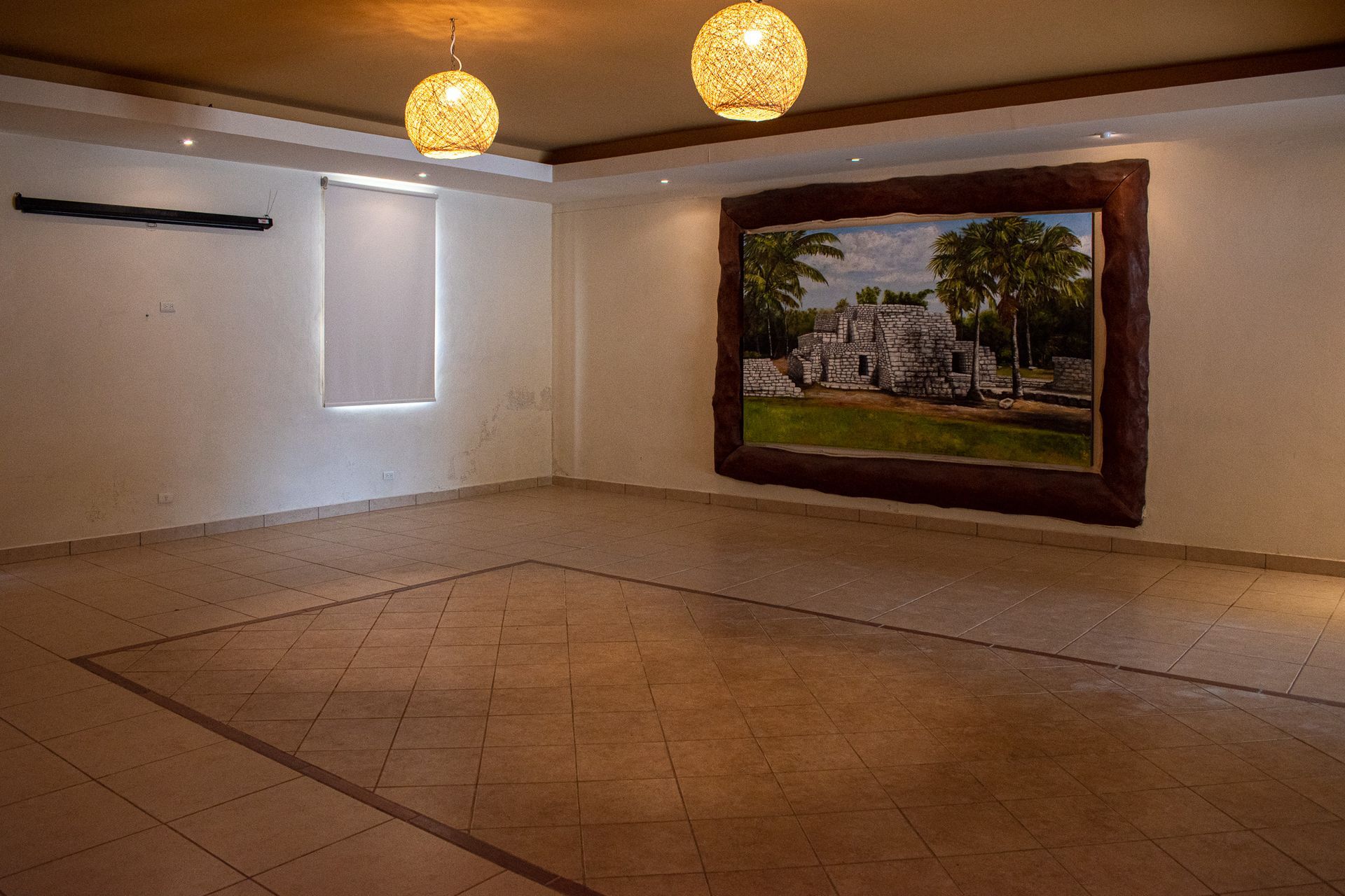 Una habitación vacía con un cuadro en la pared en Tecnohotel Beach