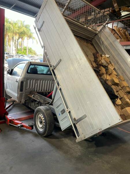STOCK NO 8522: 11/2009 TOYOTA HILUX TGN16R UTE WITH TIPPER 2.7 LTR PETROL AUTO RWD