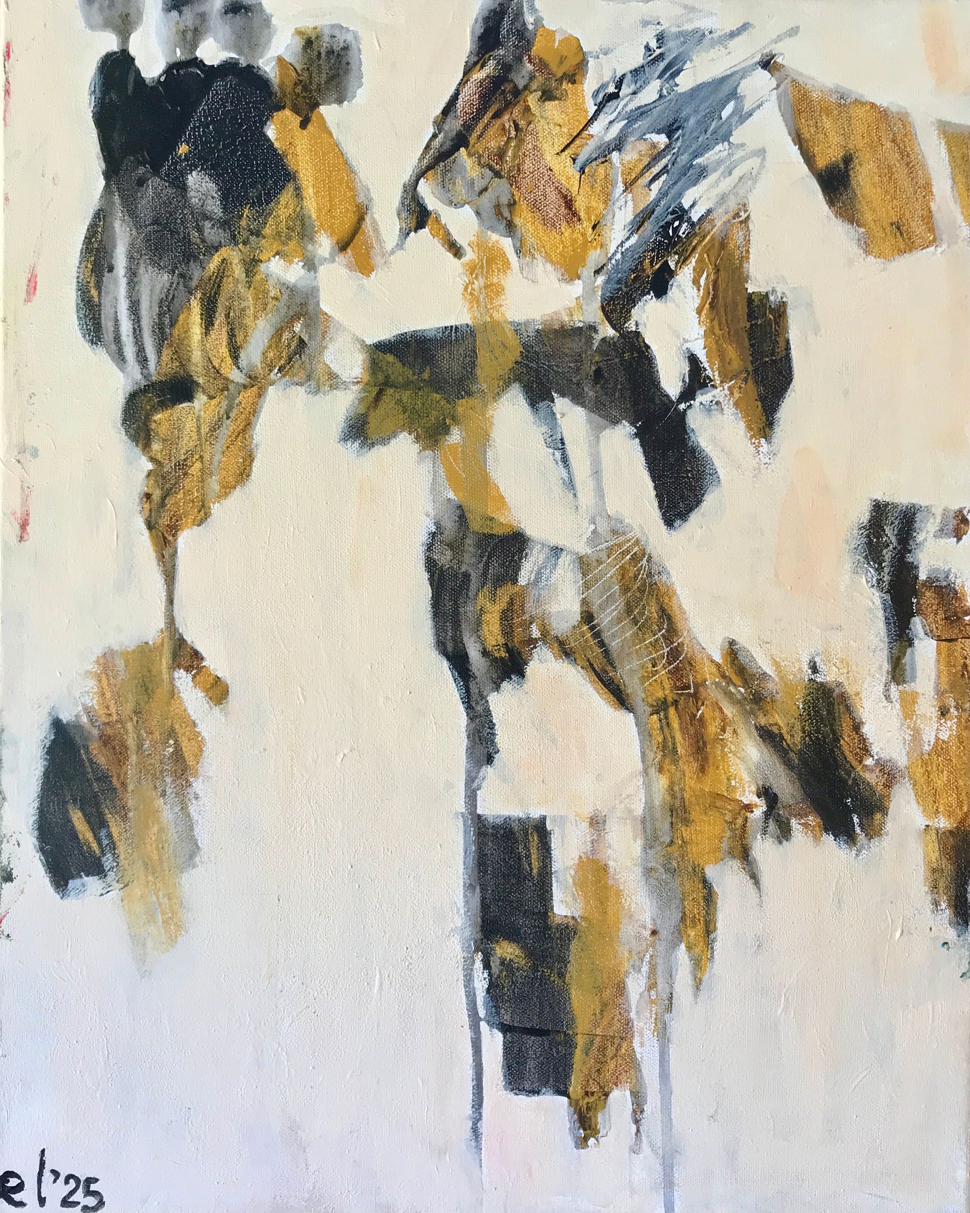 Abstract schilderij met gestructureerde zwarte, gouden en grijze penseelstreken op een lichte achtergrond.