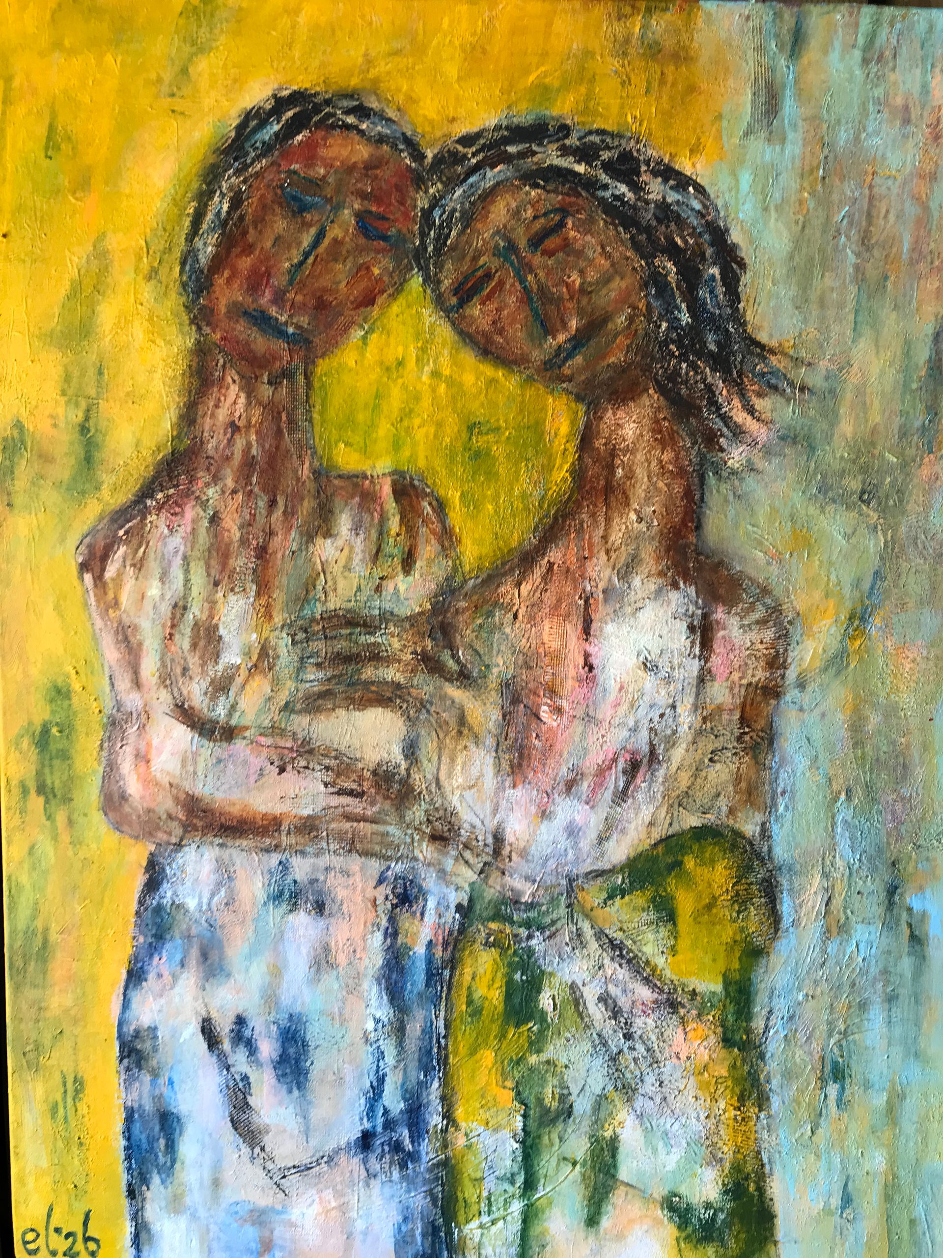 Twee abstracte figuren die elkaar omarmen, geschilderd in warme gele, groene, blauwe en bruine tinten.