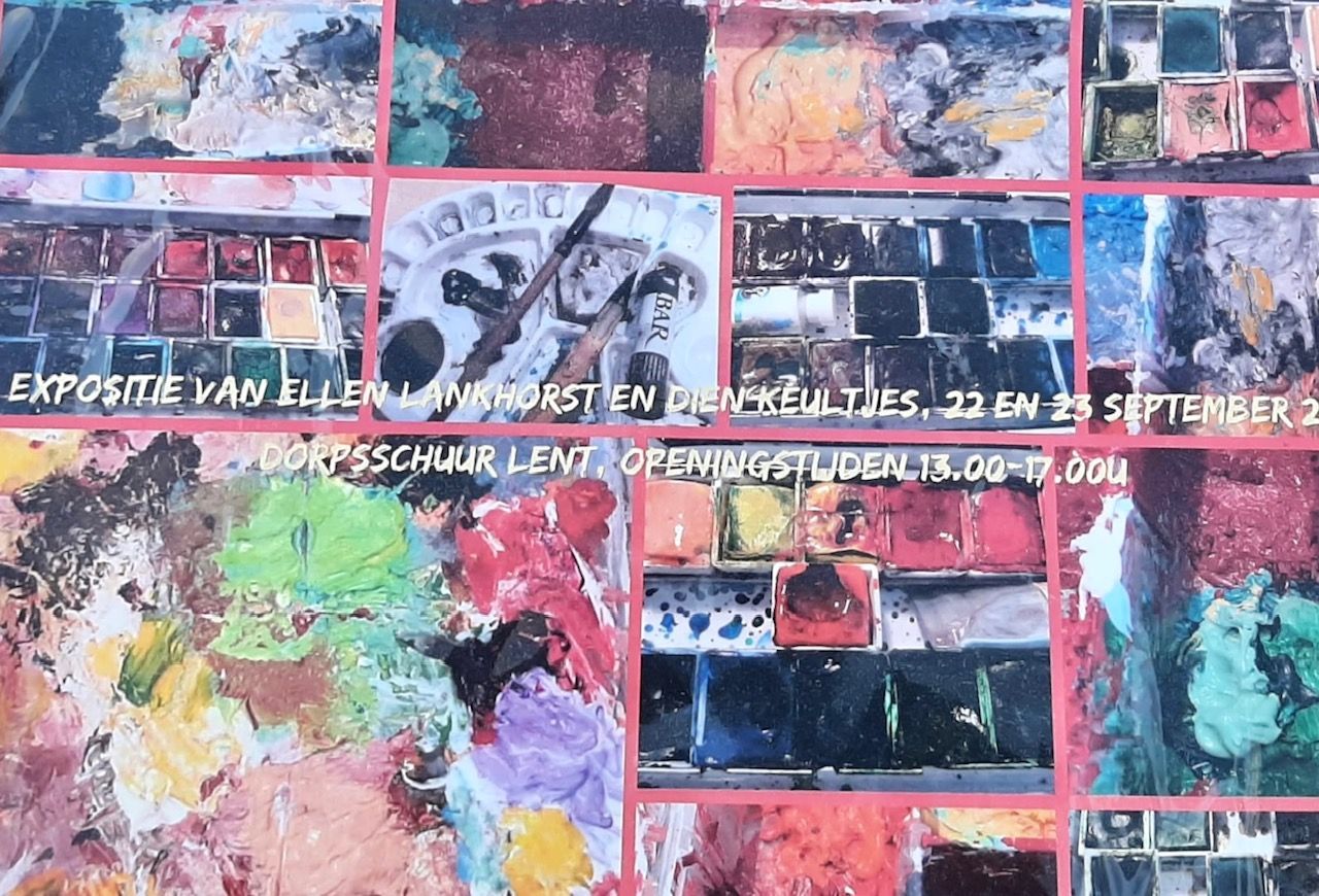Abstracte, kleurrijke kunstcollage met roze rasterlijnen en daarop de tentoonstellingstekst geplaatst.