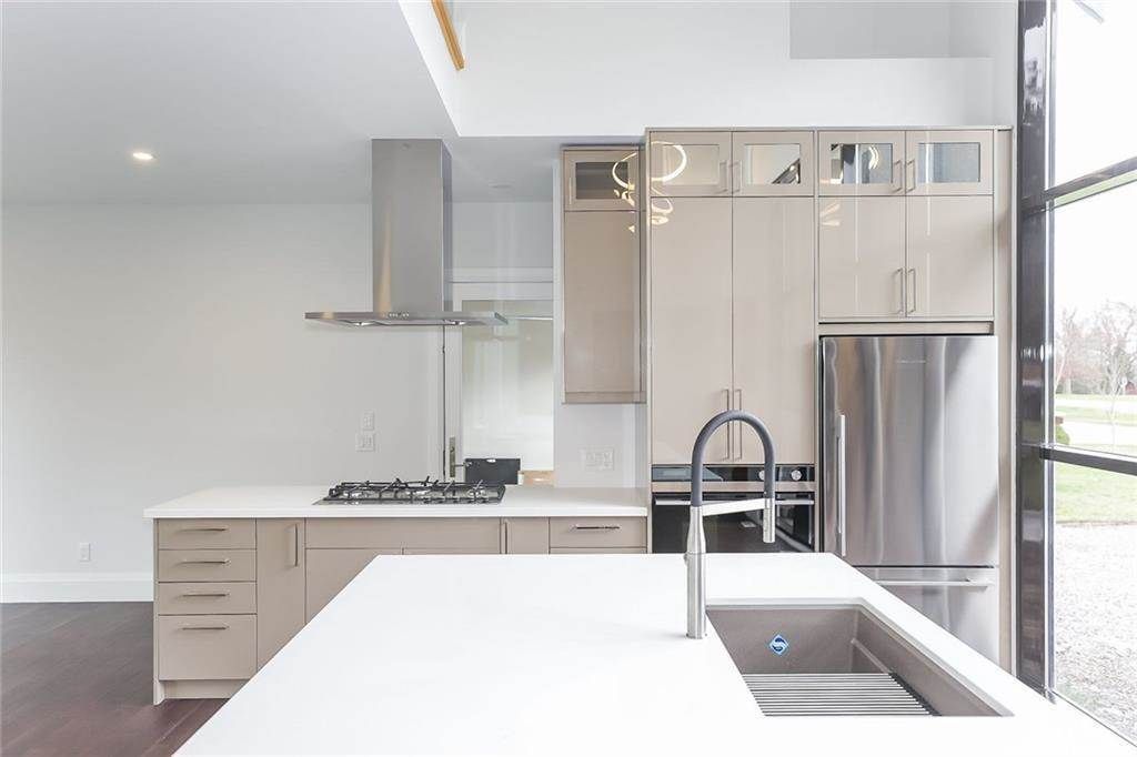 Contemporary High Gloss Kitchen Design by Kitchen Land