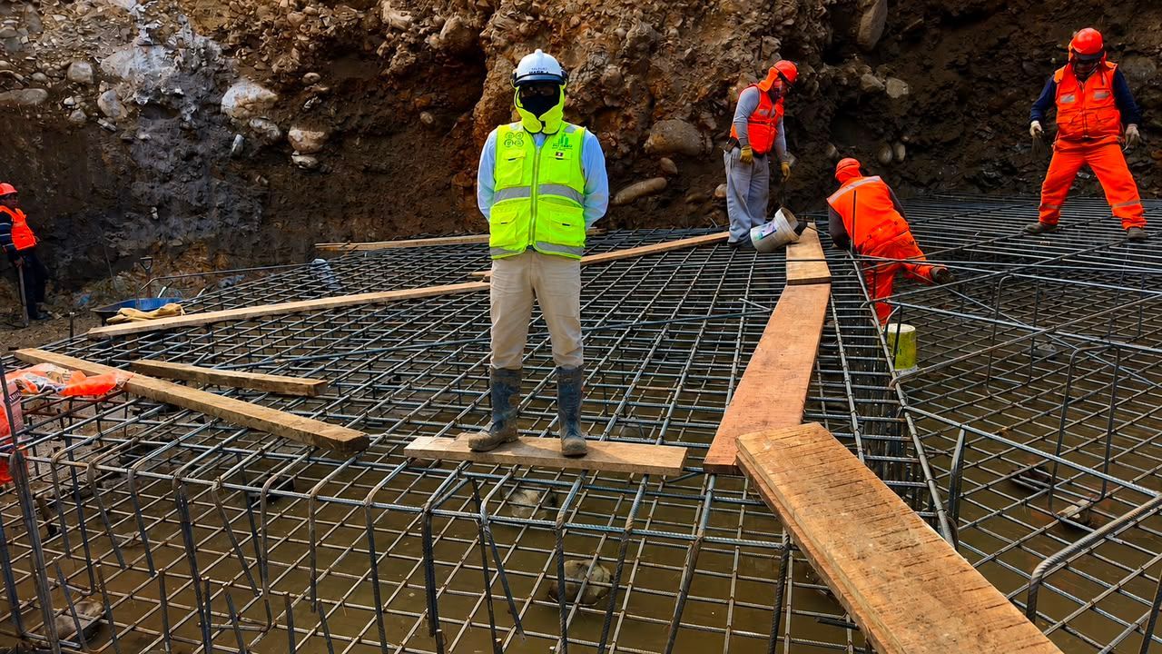 Obreros de la construcción colocando barras de refuerzo