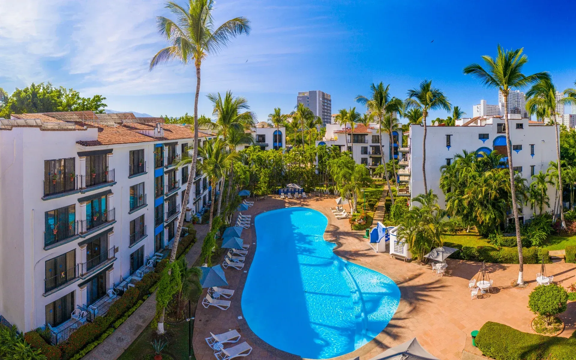 Alberca y áreas verdes de Puerto de Luna en Puerto Vallarta