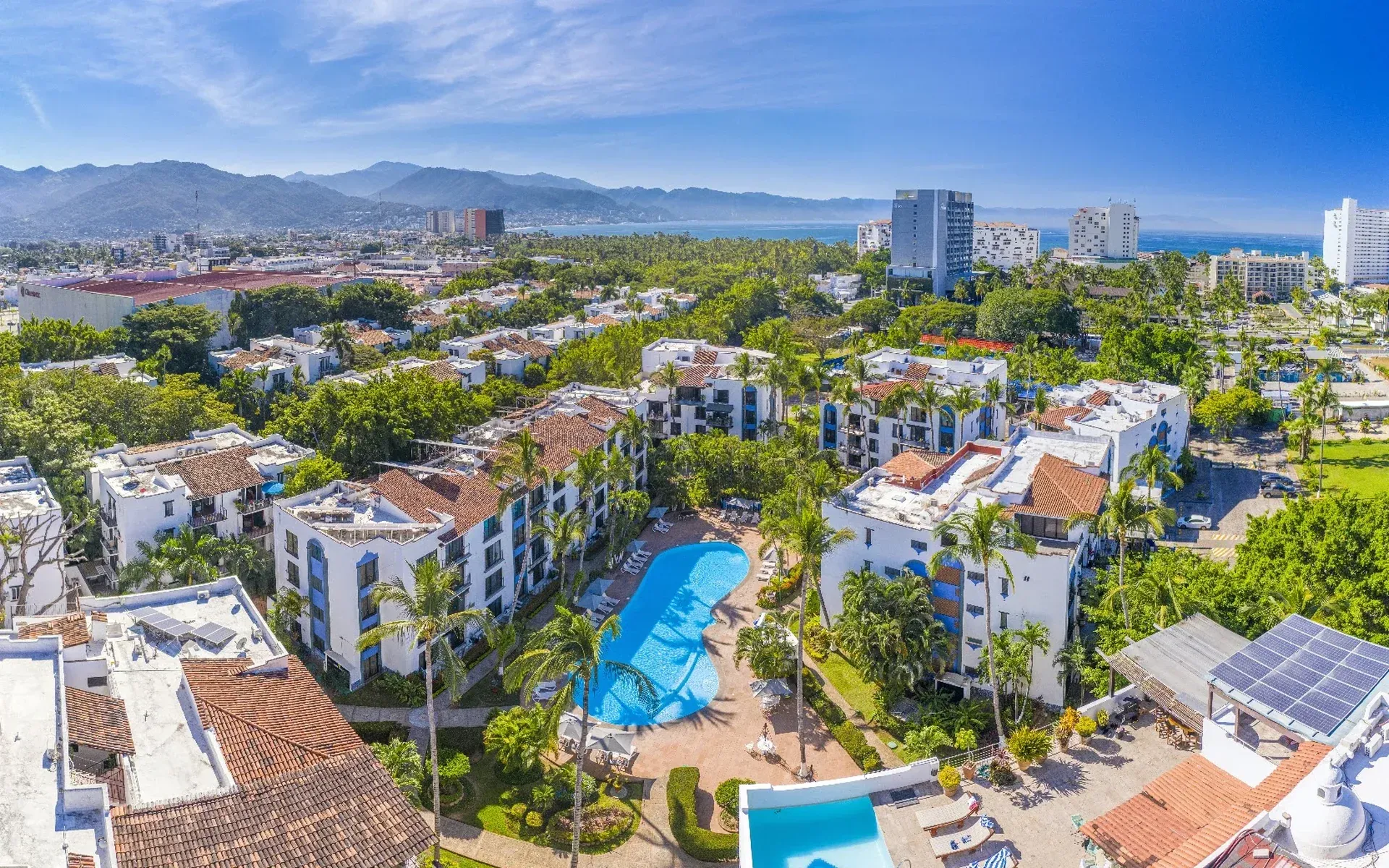 Vista aérea de Puerto de Luna Pet Friendly & Family Suites, su alberca y la Zona Hotelera de Puerto 