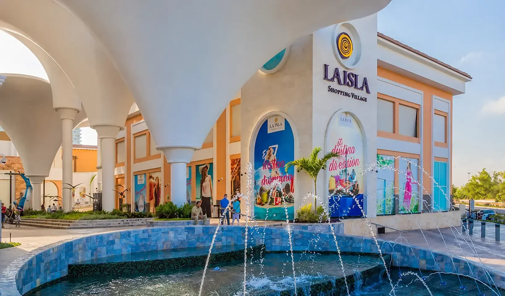 Entrada de La Isla Shopping Village con fuente y áreas comerciales en Puerto Vallarta
