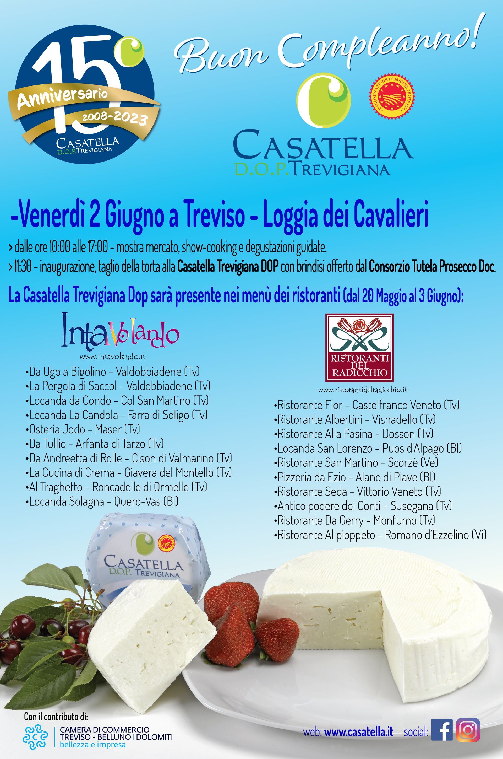Poster promozionale del formaggio Casatella con sfondo blu, stemma dell'anniversario, testo e spicchi di formaggio con fragole.