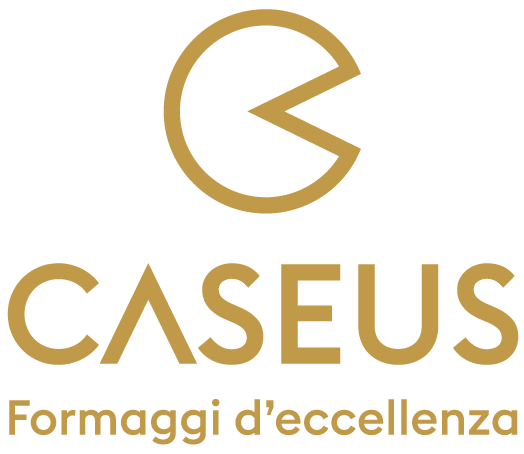 Logo Caseus con icona circolare dorata a forma di formaggio e scritta “Formaggi d'eccellenza” su sfondo bianco.