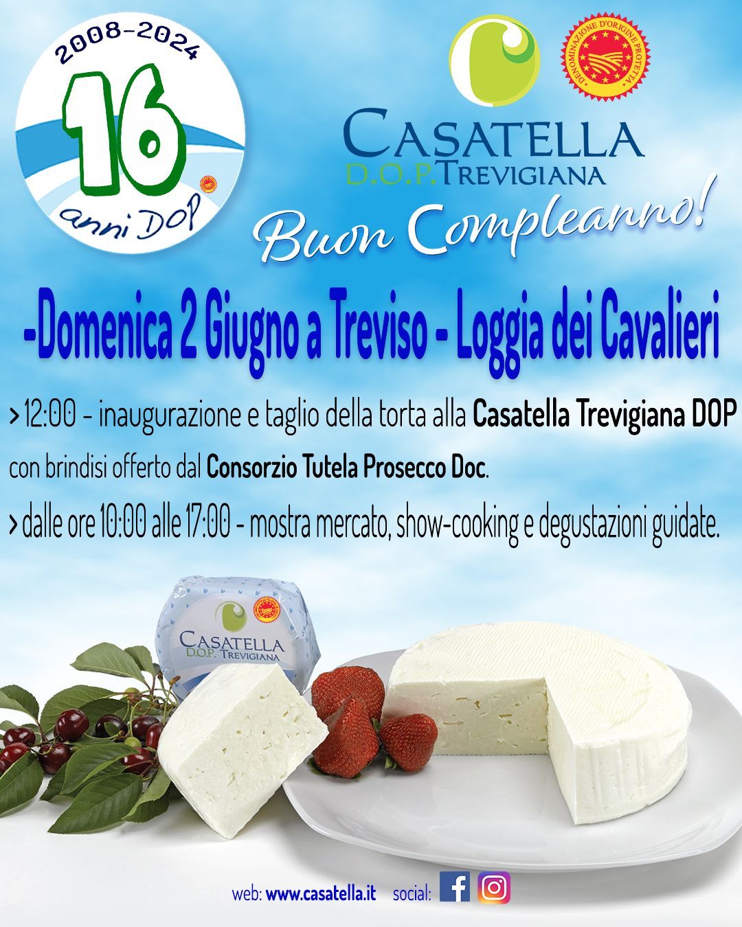 Locandina dell'evento dedicato al formaggio Castella Trevigiana con forma di formaggio bianco, fragole e frutti di bosco su sfondo blu.