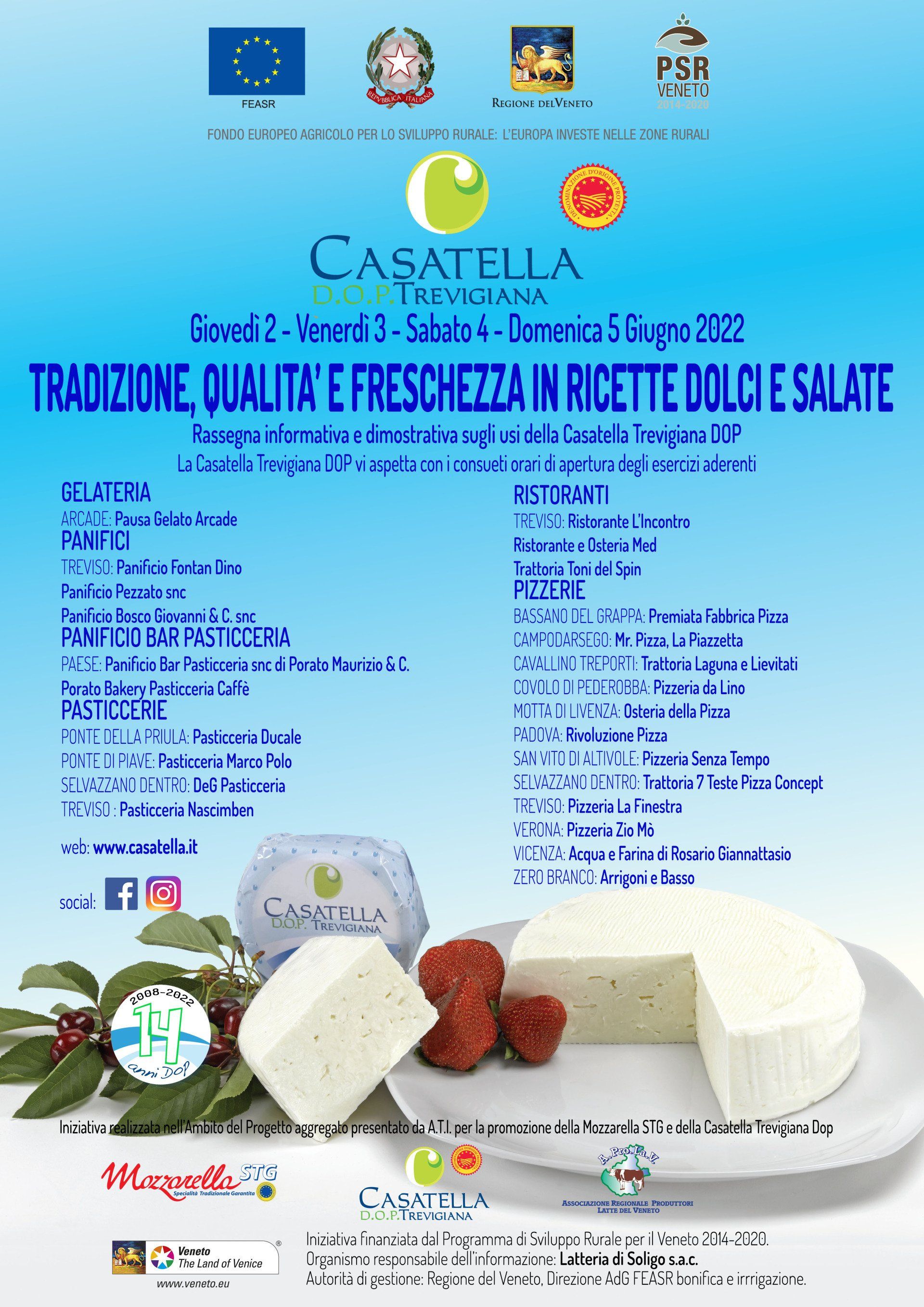 Manifesto blu che pubblicizza il formaggio Casatella, con loghi, dettagli testuali e spicchi di formaggio con fragole in basso.