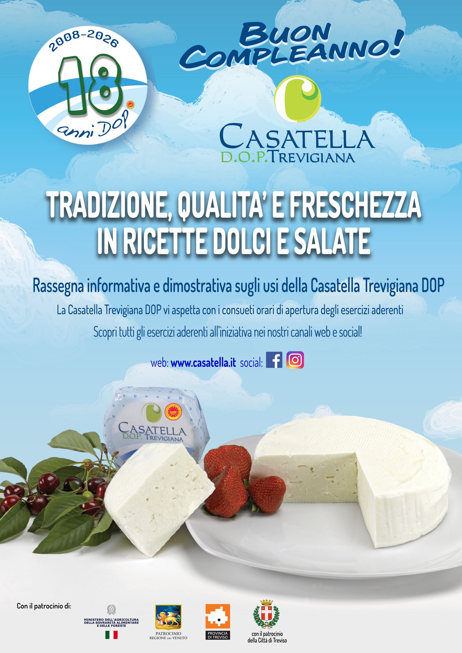 Manifesto promozionale per il formaggio Casatella con forma di formaggio, fragole e testo su sfondo blu.
