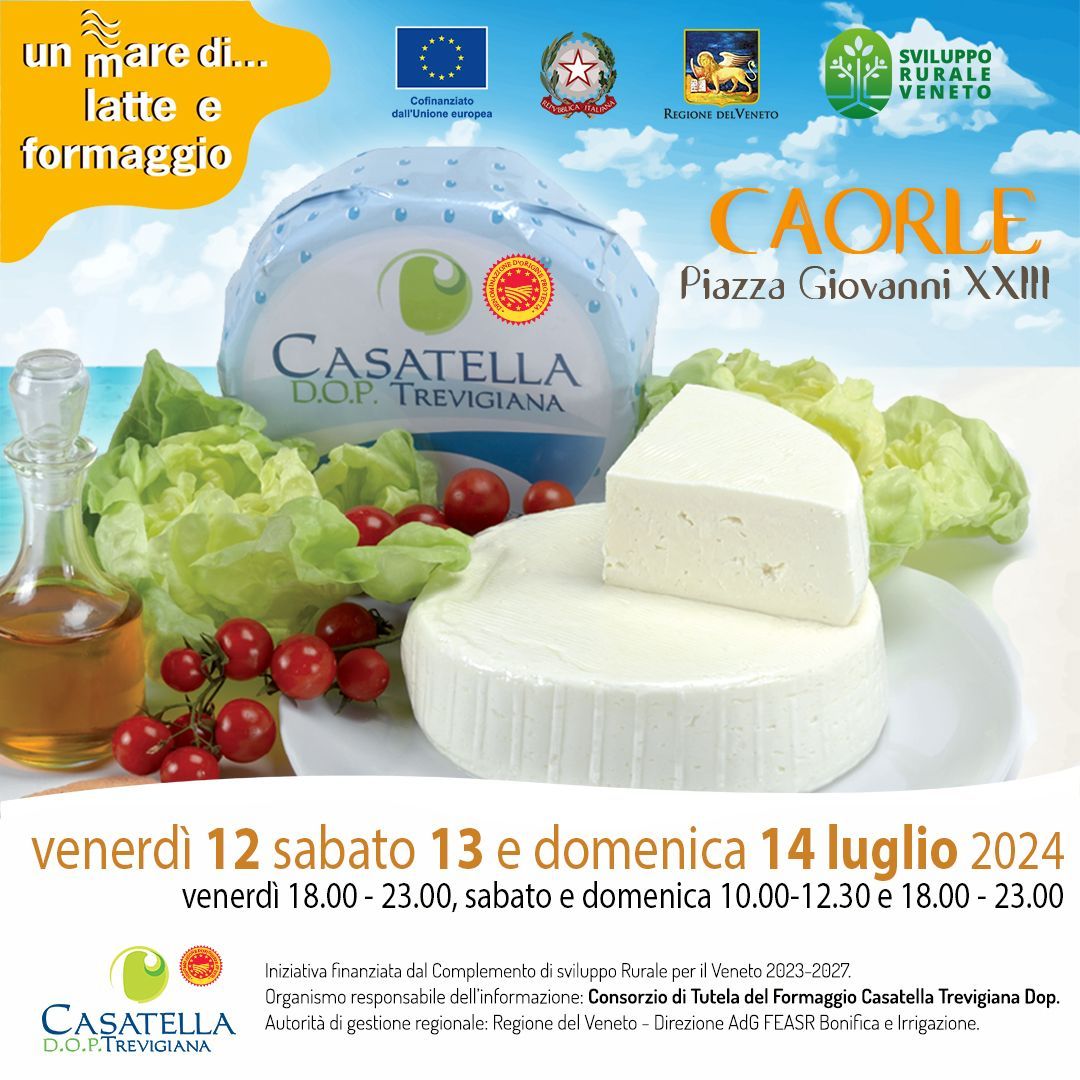 Manifesto per la sagra del formaggio Casatella a Caorle, con lattuga, frutti di bosco e uno spicchio di formaggio su un piatto bianco.