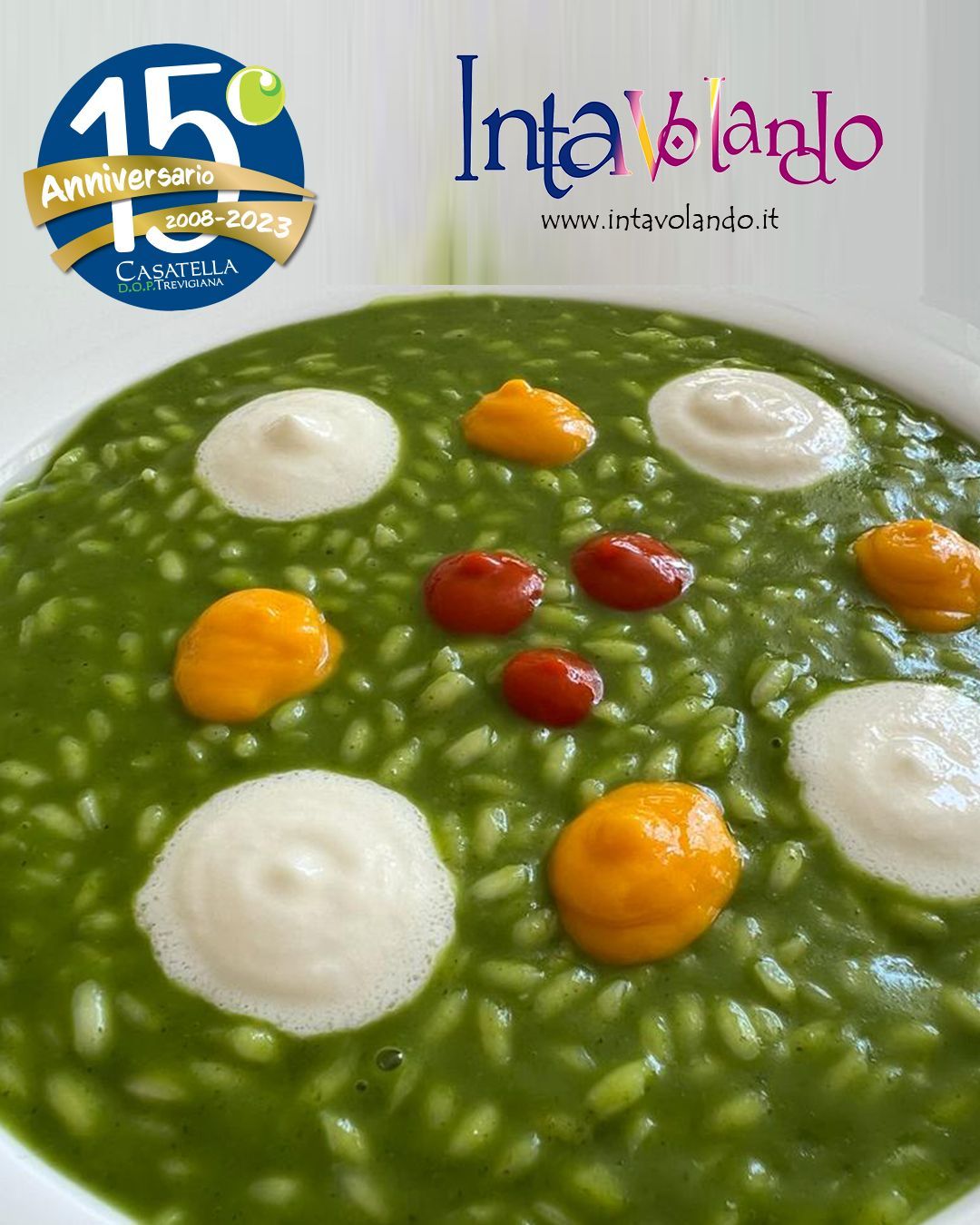 Piatto cremoso verde guarnito con ciuffi bianchi e gialli, decorato con piccoli pezzi rossi e arancioni su un piatto bianco.