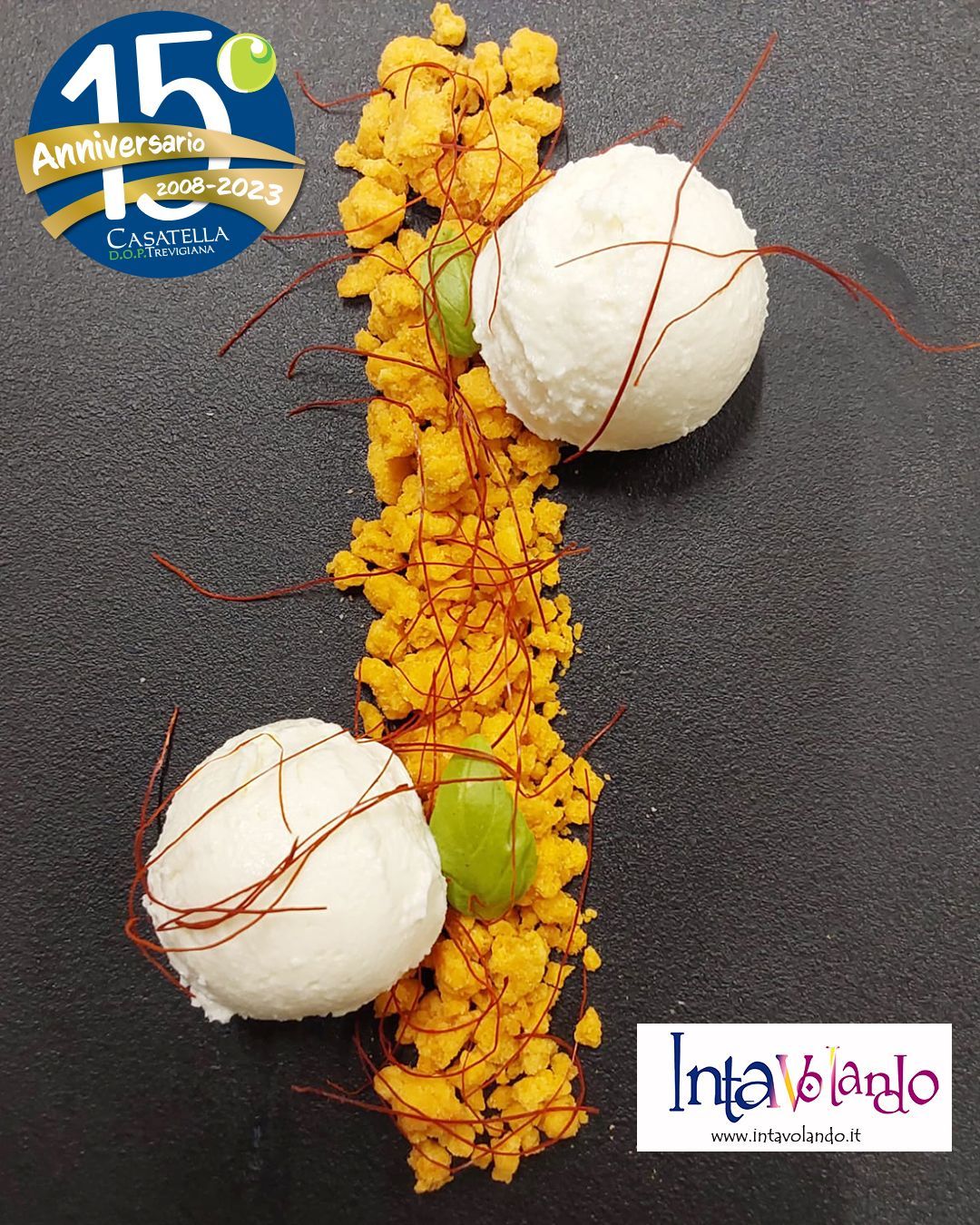 Due caramelle bianche con fili di zafferano accanto a una ghirlanda di fiori gialli su sfondo scuro, con loghi agli angoli.