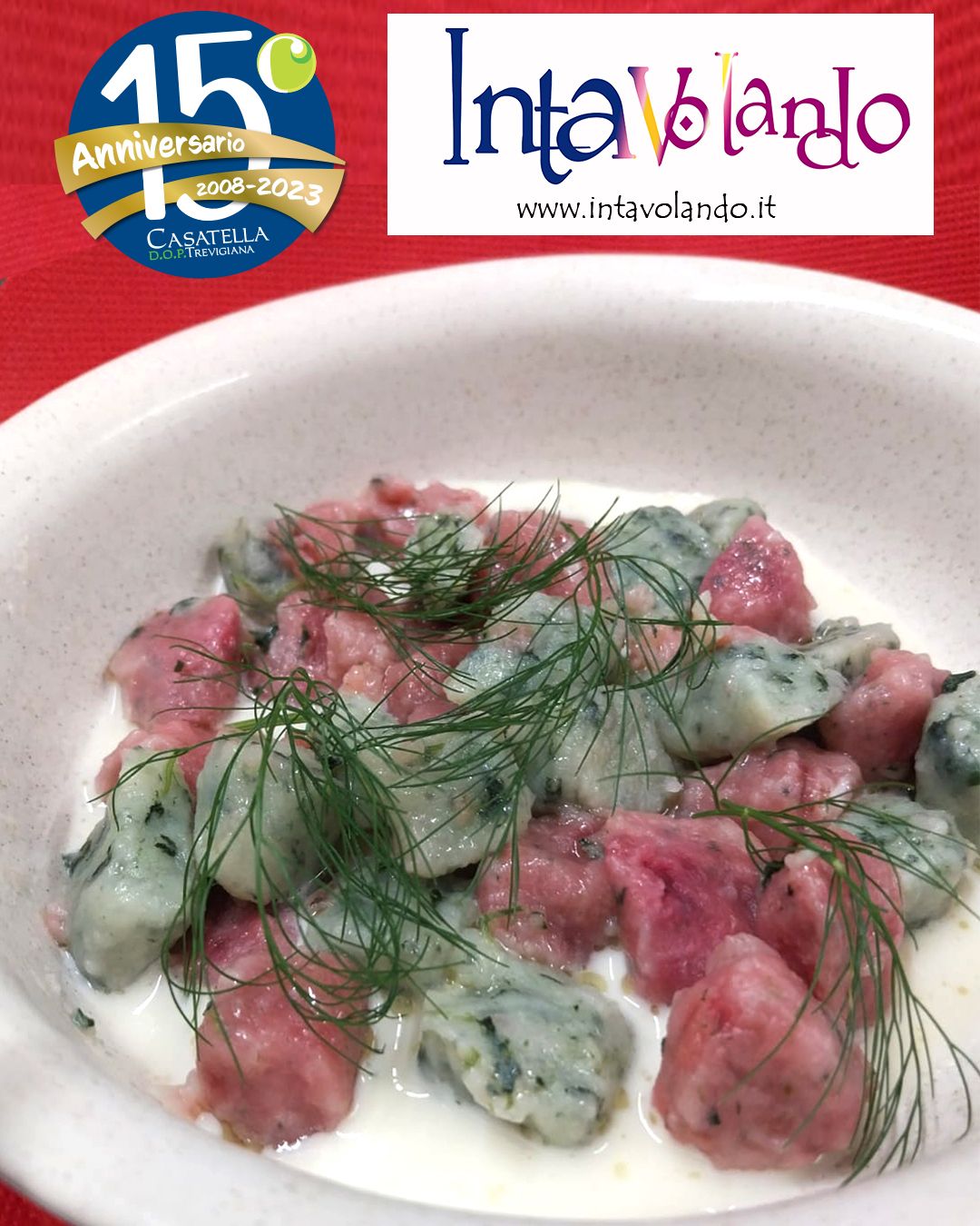 Gnocchi rosa cremosi con aneto su un piatto bianco, con il logo InTablando sopra.
