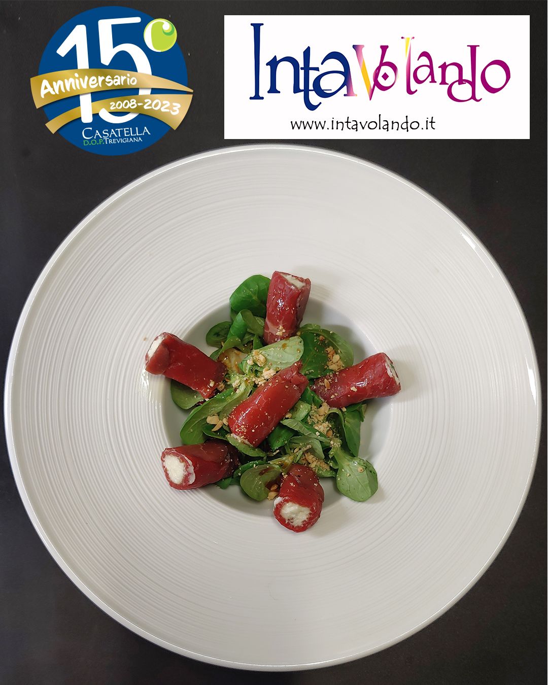 Piatto bianco con insalata verde e pezzetti di fragole rosse su sfondo scuro, con i loghi dei ristoranti sopra.