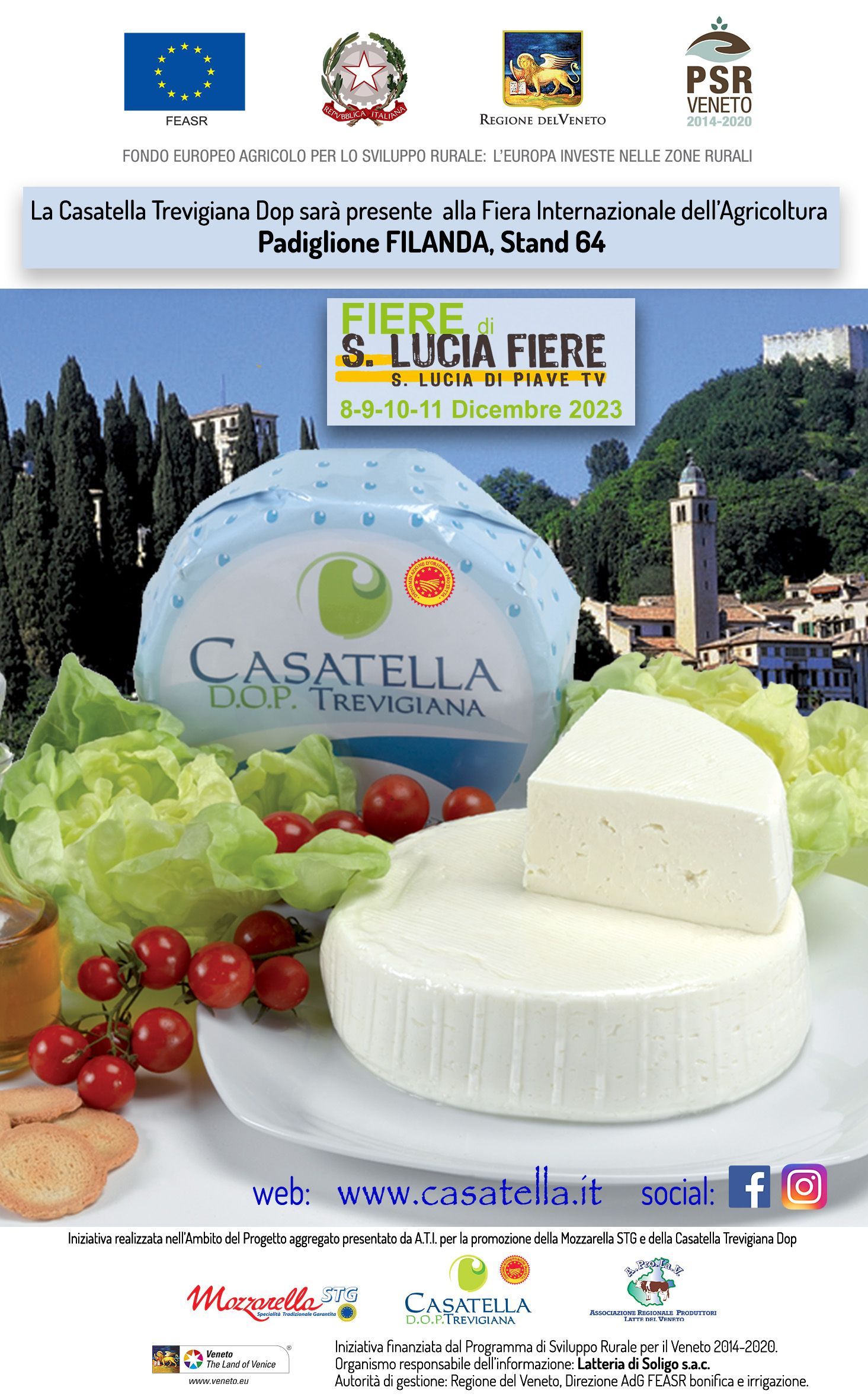 Pubblicità di formaggio con una forma Castelmagno, fette di formaggio cremoso, uva, pomodori e uno sfondo di un villaggio alpino.