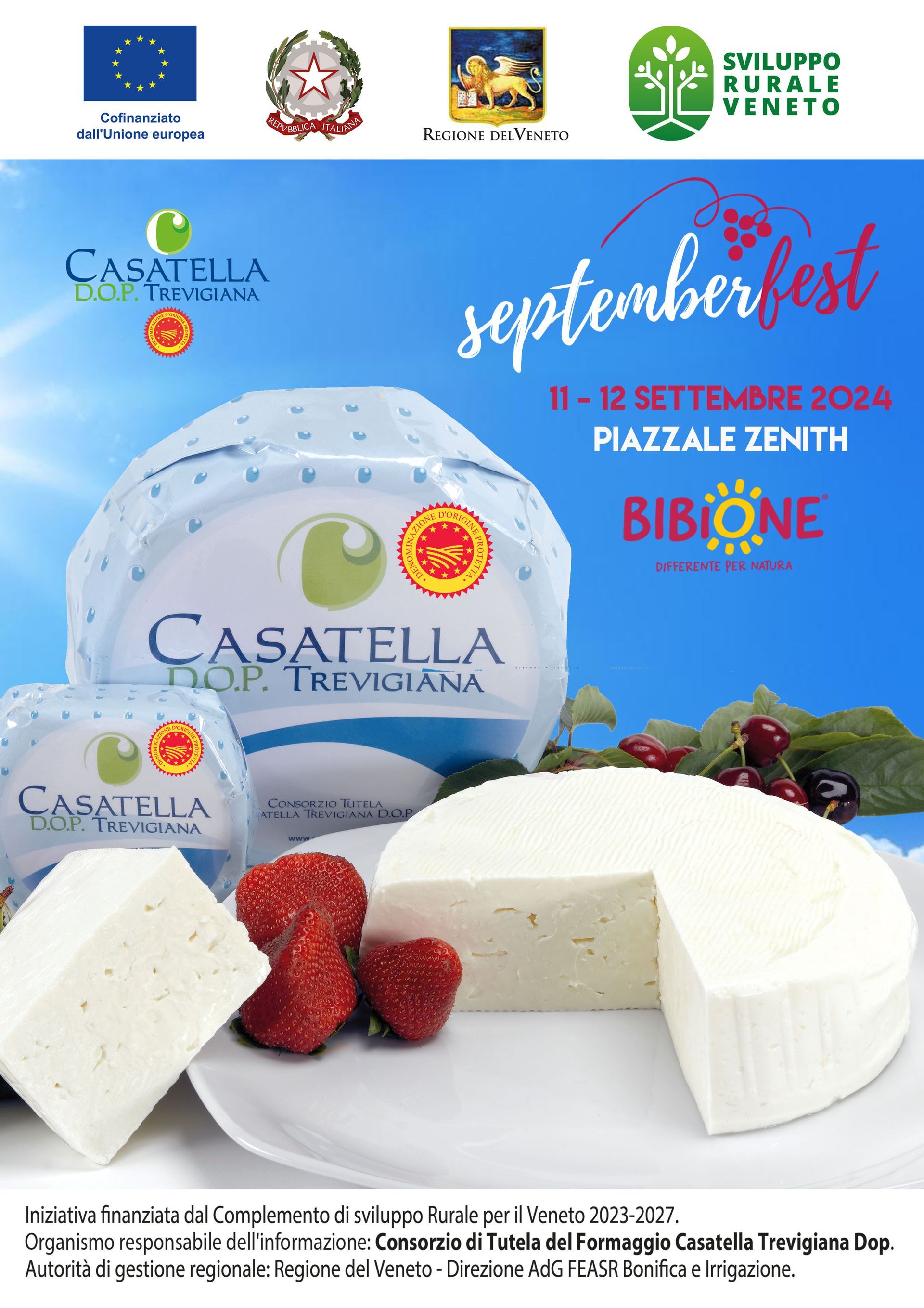 Esposizione di formaggi Casatella Trevigiana al September Fest, con formaggi bianchi, fragole e uno sfondo di cielo azzurro.
