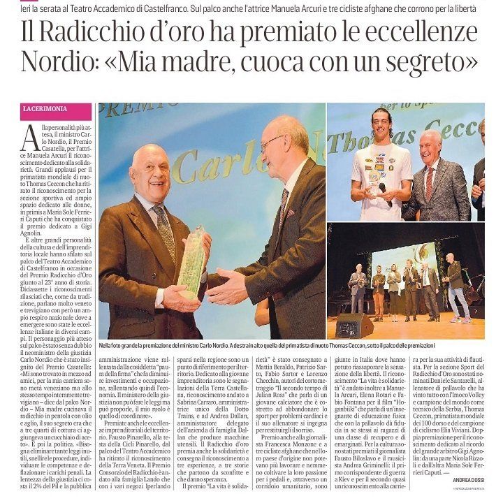 Articolo di un quotidiano italiano sul premio Radicchio d'oro, con foto dell'evento e titolo che riporta le parole di elogio di Nordio per sua madre.