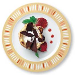 Dessert servito su un piatto bianco con fragole, glassa al cioccolato e guarnizione di menta.