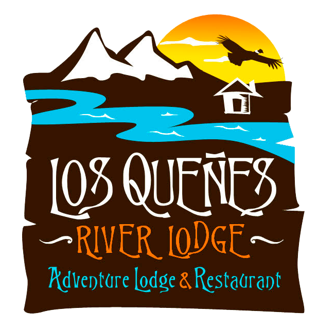 Logotipo de Los Quenes River Lodge con montañas, río, cabaña, pájaro y puesta de sol en tonos marrones, azules y naranjas.