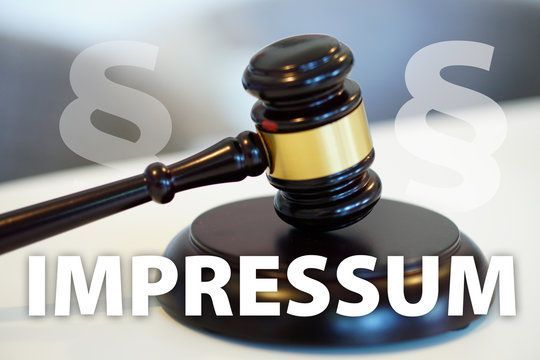 Hammer auf Tonblock mit dem Text „IMPRESSUM“, überlagert mit juristischen Paragraphensymbolen.