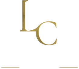 Logotipo “LC” dorado sobre fondo blanco con finas líneas horizontales doradas.