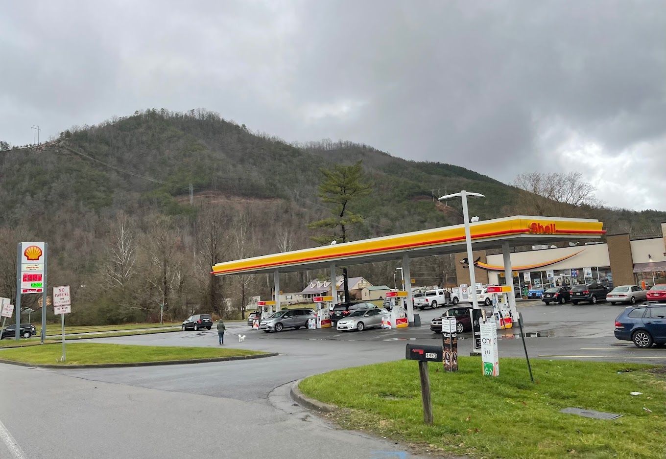 Exterior of the Roadrunner + Dunkin' Donuts in Hampton Tennessee built by HCD.